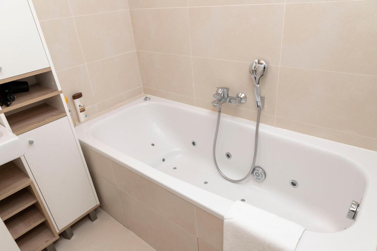 Dream Getaway With Jacuzzi And Pool Appartement Wenen