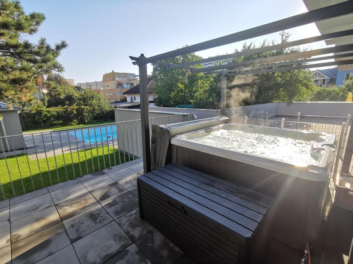 Appartement Dream Getaway With Jacuzzi And Pool Wenen